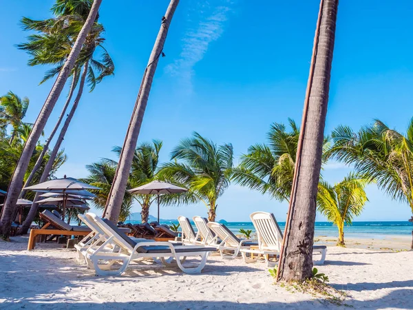 Ombrellone Sedia Sulla Spiaggia Sul Mare Con Cielo Azzurro Intorno — Foto Stock