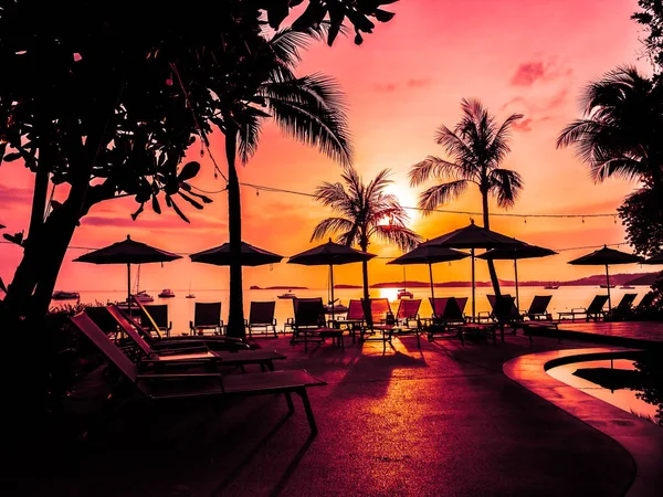 Şemsiye Sandalye Açık Yüzme Havuzunda Otel Gündoğumu Zaman Resort Çevresinde — Stok fotoğraf