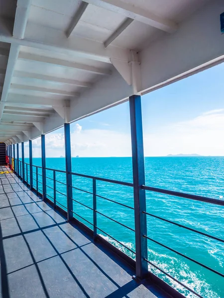 Balkon, cruise veya seyahat ve tatil için mavi gökyüzü üzerinde güzel deniz okyanus manzaralı tekne