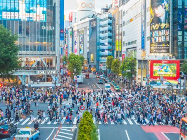 Shibuya Tokyo Japonya - 29 Temmuz 2018: Yayalar insanlar yaya geçidi Tokyo, Japonya'da Shibuya bölgesi çevresinde