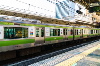 Tokyo Japonya - 5 Ağustos 2018: Japonya'da tren ve metro istasyonu uzaklıktadır popüler ulaşım