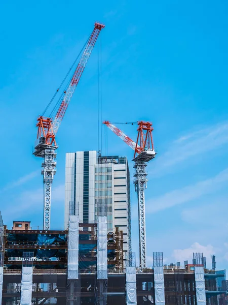 Kraan Bouwen Onder Bouw Buitenkant Met Hemelachtergrond — Stockfoto