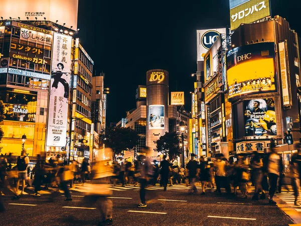 Shibuya Tokyo Japonya - 29 Temmuz 2018: Yayalar insanlar yaya geçidi Tokyo, Japonya'da Shibuya bölgesi çevresinde