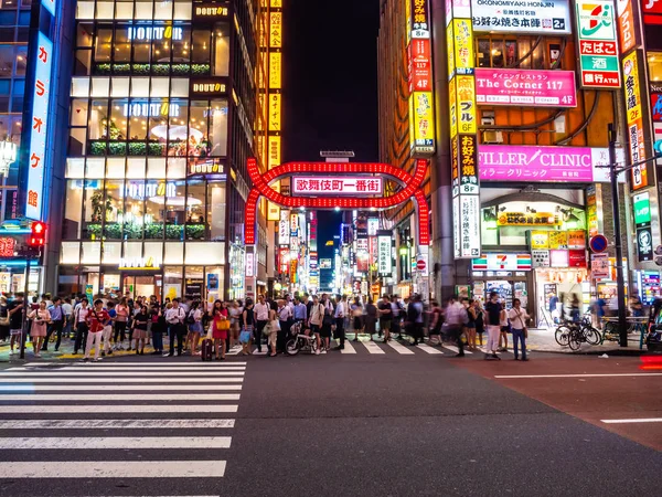 Tokyo Japonya, Shinjuku: 3 Ağustos 2018: güzel cityscape ark