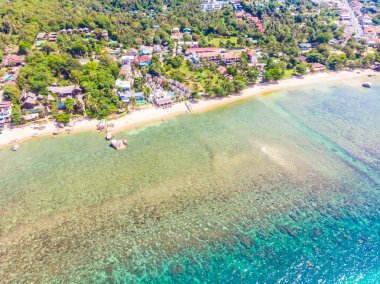 Koh samui Adası Tatil ve seyahat için mavi gökyüzünde üzerinde pek çok ağaç ve beyaz bulut deniz ve plaj güzel havadan görünümü