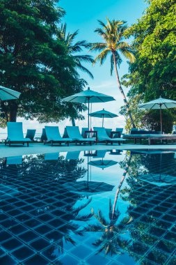Güzel lüks otel ve tatil seyahat ve tatil için sandalye ve şemsiye ile açık yüzme havuzu