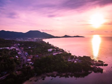 Güzel tropikal plaj ve deniz hurma ve koh samui Adası Tayland tatil ve seyahat için gündoğumu zaman diğer ağacında havadan görünümü