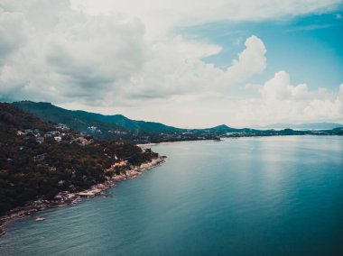 Güzel tropikal plaj ve deniz hurma ve koh samui Adası seyahat ve tatil için diğer ağacında havadan görünümü