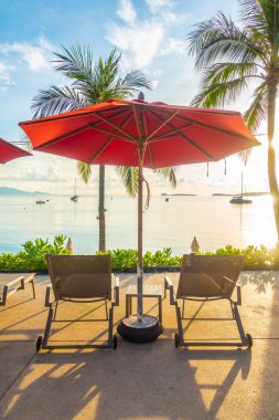 Güzel tropikal deniz okyanus ve plaj şemsiye ve sandalye seyahat ve tatil için