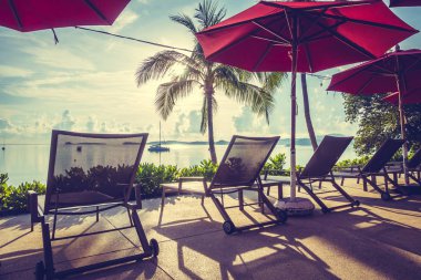 Güzel lüks otel ve tatil seyahat ve tatil için sandalye ve şemsiye ile açık yüzme havuzu