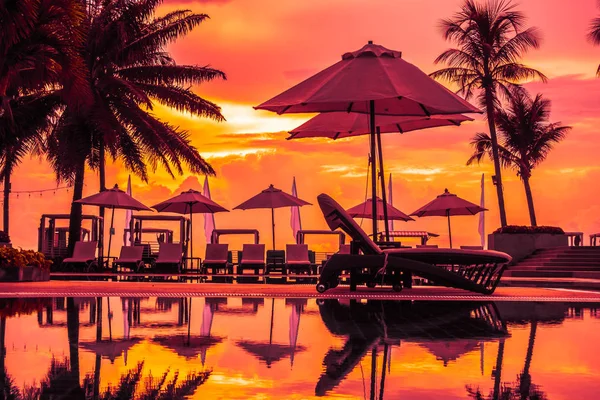 Belle Piscine Extérieure Luxe Avec Parasol Chaise Dans Hôtel Station — Photo