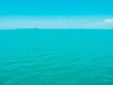 Seyahat ve tatil için mavi gökyüzü arka plan üzerinde beyaz bulut ile güzel tropikal deniz okyanus