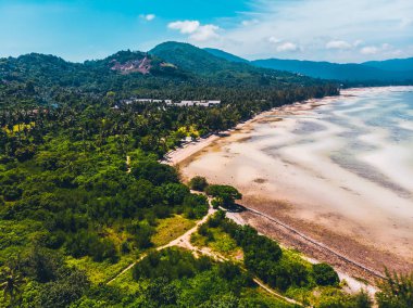 Seyahat ve tatil için adada güzel tropikal plaj ve deniz ağaçları ile havadan görünümü