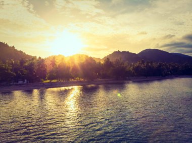 Güzel tropikal plaj ve deniz Island günbatımı zaman seyahat ve tatil için havadan görünümü