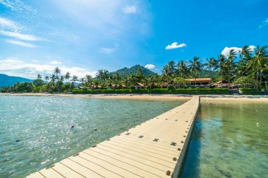 Güzel tropikal plaj deniz ve kum mavi gökyüzü ve beyaz bulut iskelesinden seyahat ve tatil için Hindistan cevizi hurma ağacı ile