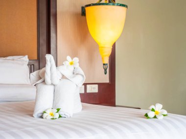 Beyaz fil havlu ve yatak otel yatak odası iç dekorasyonda rahat yastık