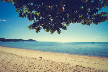 Güzel tropikal plaj ve deniz ile seyahat ve tatil için mavi gökyüzü beyaz bulut