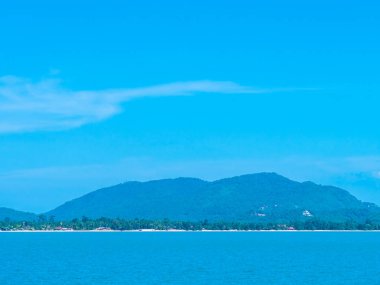 Güzel deniz ve okyanus kopya alanı için metin bulut beyaz ve mavi gökyüzü zemin üzerine