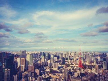 Japonya'da mavi gökyüzü ve beyaz bulut ile güzel mimari ve yapı ile tokyo tokyo şehir etrafında kule