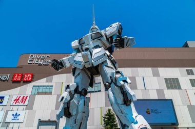 Tokyo Japonya - 1 Ağustos 2018: güzel dev tek boynuzlu at Gundam Model ve dalgıç şehir plaza Tokyo alışveriş merkezinde Odaiba önünde duran heykeli ada Japonya