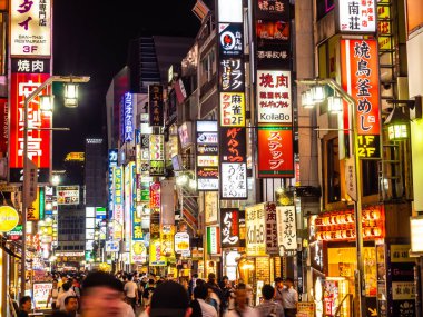 Tokyo Japonya, Shinjuku: 3 Ağustos 2018: güzel cityscape ark