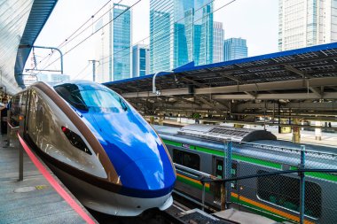 Tokyo Japonya - 5 Ağustos 2018: Japonya'da tren ve metro istasyonu uzaklıktadır popüler ulaşım