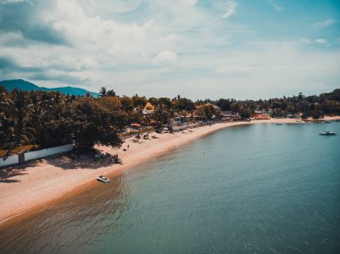 Güzel tropikal plaj ve deniz hurma ve koh samui Adası seyahat ve tatil için diğer ağacında havadan görünümü