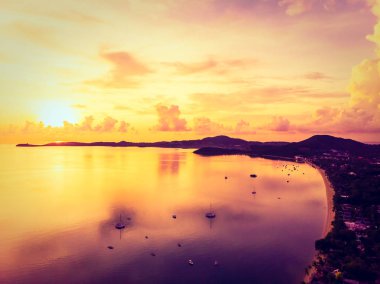 Güzel tropikal plaj ve deniz hurma ve koh samui Adası Tayland tatil ve seyahat için günbatımı zaman diğer ağacında havadan görünümü