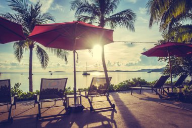 Güzel tropikal deniz okyanus ve plaj şemsiye ve sandalye seyahat ve tatil için