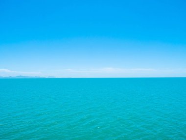 Seyahat ve tatil için mavi gökyüzü arka plan üzerinde beyaz bulut ile güzel tropikal deniz okyanus