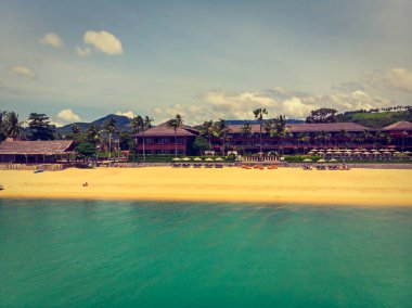 Seyahat ve tatil için adada güzel tropikal plaj ve deniz ağaçları ile havadan görünümü