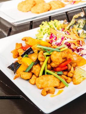 Fried chicken ile kaşu somun beyaz plaka - Tay gıda tarzı