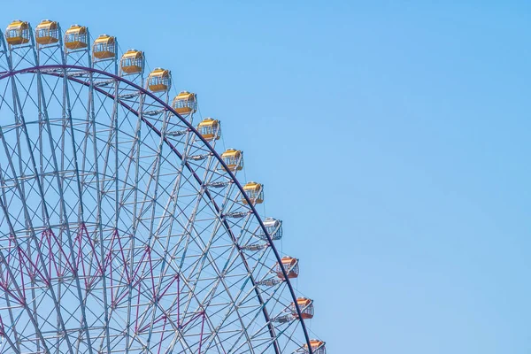 Mavi Gökyüzü Arka Plan Üzerinde Eğlence Festivali Park Taki Dönme — Stok fotoğraf