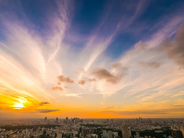 アーキテクチャと日没時に日本で東京市周辺の建物の美しい空撮 — ストック写真