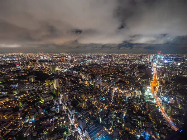 Tokyo şehrinde geceleri mimarisi ve binası olan güzel bir şehir.