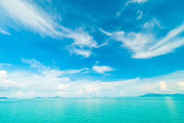 Güzel beyaz bulut mavi gökyüzü ve deniz ya da okyanus arka planı için