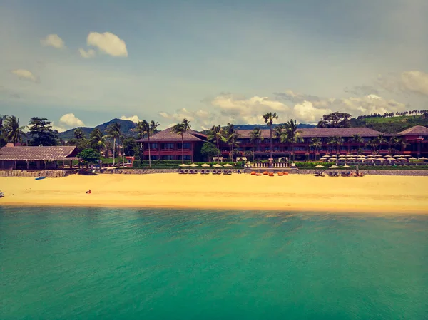 Seyahat ve tatil için adada güzel tropikal plaj ve deniz ağaçları ile havadan görünümü