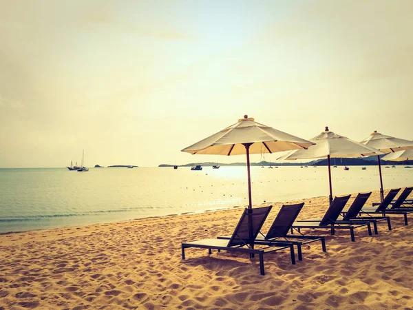Parasol Krzesło Tropikalnej Plaży Mórz Oceanów Czasie Wschodu Podróże Wakacje — Zdjęcie stockowe