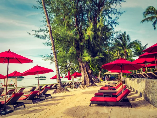 Şemsiye ve tropikal plaj deniz ve okyanus seyahat ve tatil için sandalye