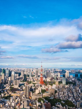 Japonya'da mavi gökyüzü ve beyaz bulut ile güzel mimari ve yapı ile tokyo tokyo şehir etrafında kule