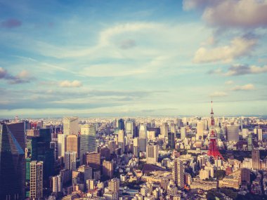 Japonya'da mavi gökyüzü ve beyaz bulut ile güzel mimari ve yapı ile tokyo tokyo şehir etrafında kule