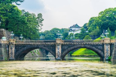 Güzel eski mimari İmparatorluk Sarayı Kalesi hendek ve Tokyo şehir Japonya köprüsünde