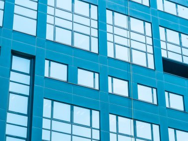 Güzel gökdelen mimarisi ve cam pencere ile kentin iş çevresinde binanın dış