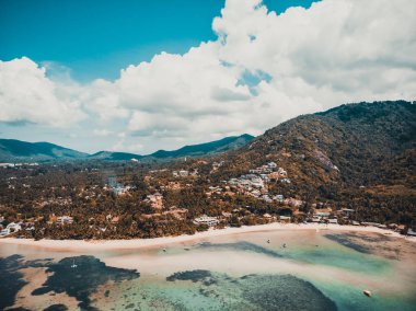 Güzel tropikal plaj ve deniz hurma ve koh samui Adası seyahat ve tatil için diğer ağacında havadan görünümü