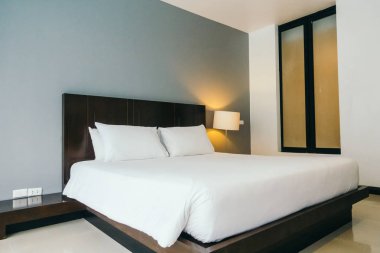 Beyaz rahat yastık yatak dekorasyon otel yatak odasında
