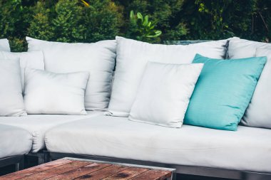 Kanepe dekorasyon açık veranda tropikal ve doğa manzaralı konforlu yastık