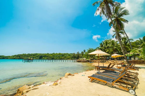 Şemsiye ve güzel tropikal plaj ve deniz paradise Island Seyahat ve tatil için Hindistan cevizi hurma ağacı ile sandalye