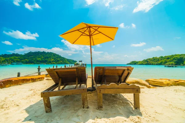 Şemsiye ve güzel tropikal plaj ve deniz paradise Island Seyahat ve tatil için Hindistan cevizi hurma ağacı ile sandalye