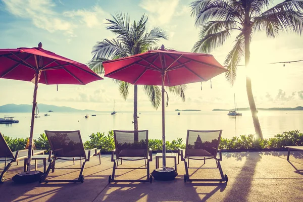 Güzel tropikal deniz okyanus ve plaj şemsiye ve sandalye seyahat ve tatil için