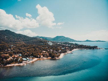 Güzel tropikal plaj ve deniz hurma ve koh samui Adası seyahat ve tatil için diğer ağacında havadan görünümü